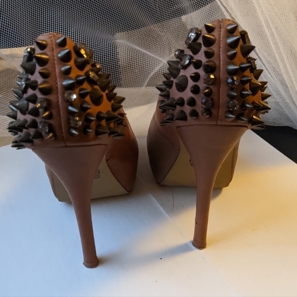 ZIGIny Sly Tan Pumps - Picture 5 of 8